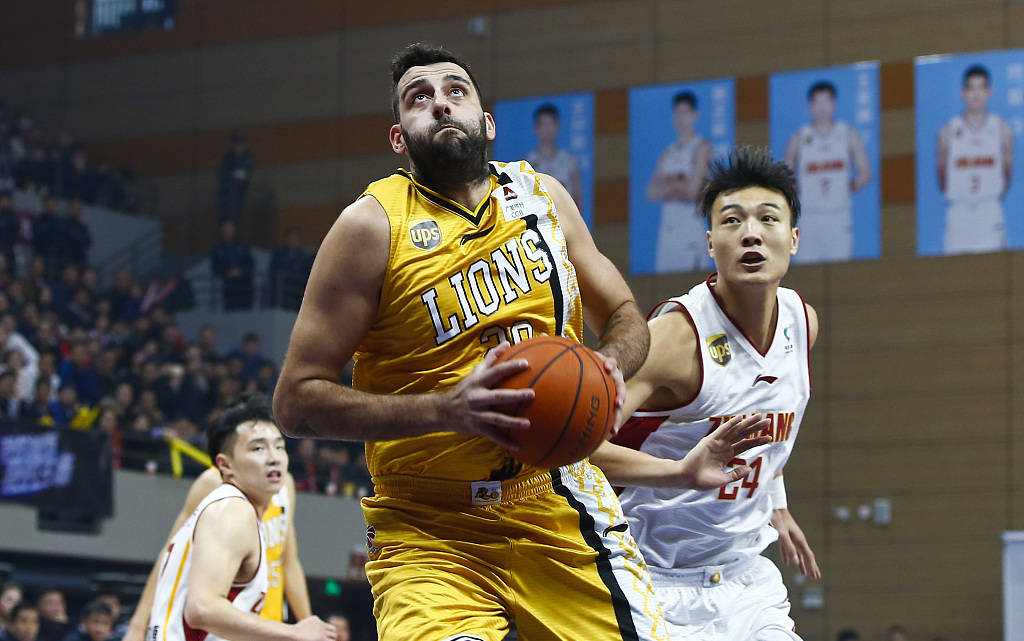 关于希腊中锋助球队连胜铁血表现获赞誉的信息 关于希腊中锋助球队连胜铁血表现获赞誉的信息